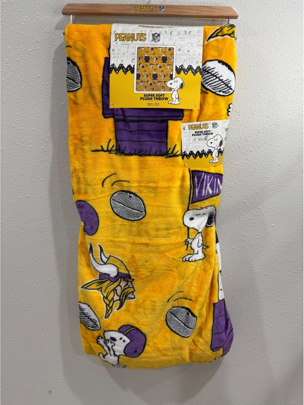 Minnesota Vikings Snoopy Peanuts NFL Plush Throw Blanket 60x70
